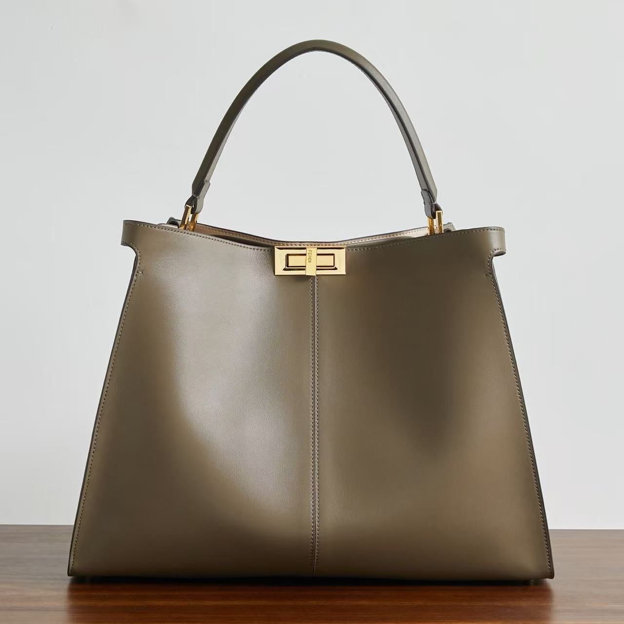 แตรทูบา Peekaboo กระเป๋าถือที่อัพเกรดแล้ว หนังวัวชั้นแรก 42cm กระเป๋าโท้ทความจุสูง กระเป๋าเดินทางหัวเข็มขัดโลหะคลาสสิกแบบไม่มีสายสะพายสำหรับผู้หญิง
