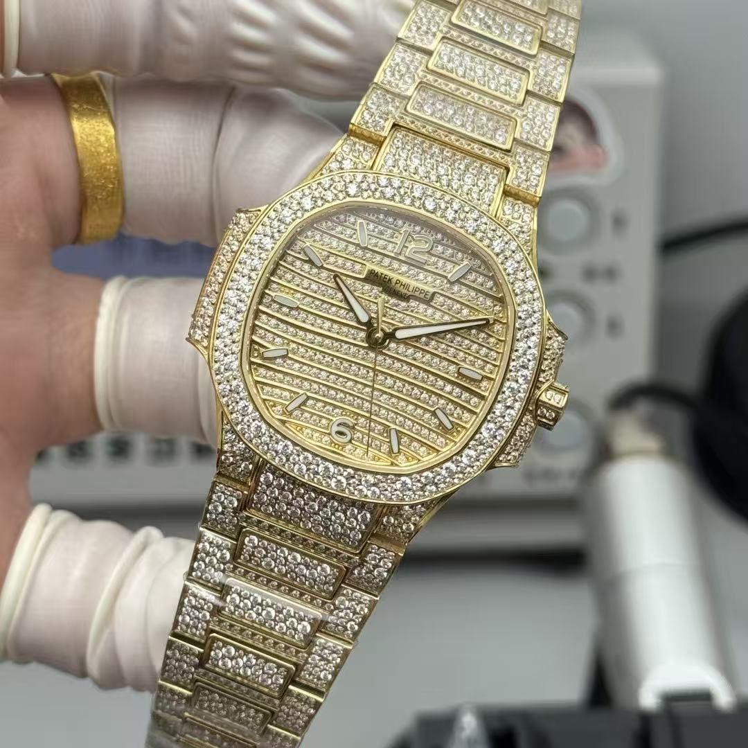 The Patek Philippe Nautilus Nautilus Womens Full Diamond (7118 Full Diamond Edition), the iconic Nautilus Octagon case, the dial is also designed with horizontal stripes full of diamonds. 图 2