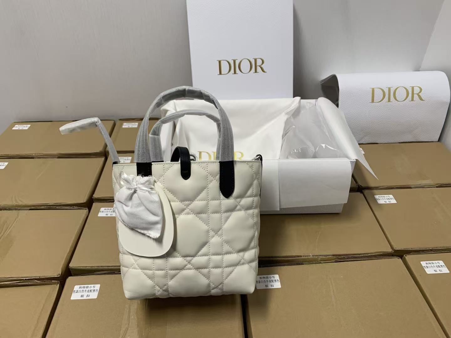 Dior Toujours rattan tote bag in beige white and black cowhide handbag with matching pouch 图 4