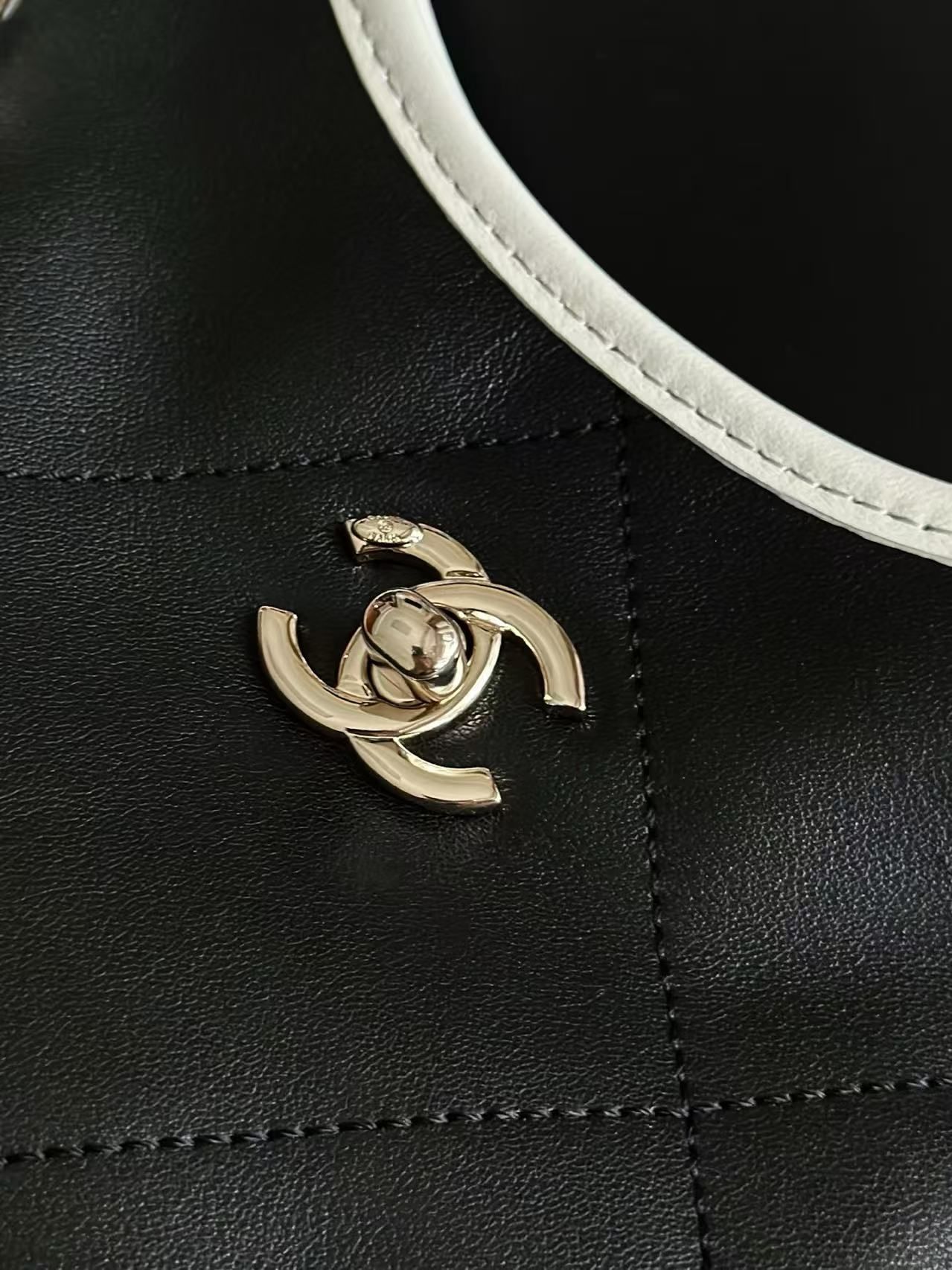 Chanel > Balsamic wavy rhombus tote with adjustable leather chain strap 图 7